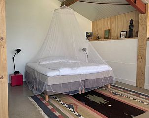 Rustieke slaapkamer met klamboe in Vakantiehuis in Gilze, West Brabant, Noord Brabant.