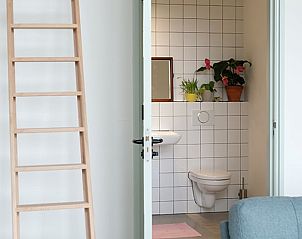 Moderne badkamer in Vakantiehuis in Gilze, West Brabant, met strakke tegels in Noord Brabant.