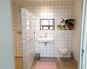 Stijlvolle badkamer in Vakantiehuis in Gilze, West Brabant, met ruime douche in Noord Brabant.