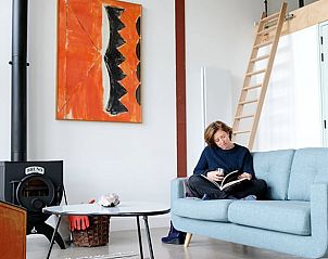 Ontspannen sfeer in de woonkamer van Vakantiehuis in Gilze, West Brabant, met comfortabele bank in Noord Brabant.