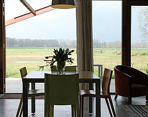 Eethoek met uitzicht op de natuur in Vakantiehuis in Gilze, West Brabant, Noord Brabant.