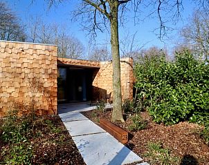Moderne entree van Vakantiehuisje in Oosterhout, Noord Brabant, omgeven door natuur.
