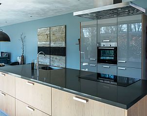 Stijlvolle keuken in Vakantiehuisje in Oosterhout, West Brabant, met moderne apparatuur.