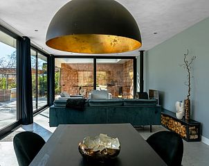 Gezellige woonkamer in Vakantiehuisje in Oosterhout, Noord Brabant, met uitzicht op de tuin.