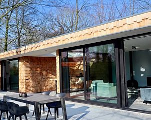 Buitenterras van Vakantiehuisje in Oosterhout, Noord Brabant, met uitzicht op de omgeving.