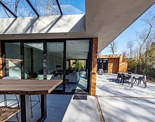 Open patio van Vakantiehuisje in Oosterhout, West Brabant, met moderne zitruimte.