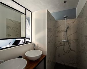 Moderne badkamer in Vakantiehuisje in Oosterhout, Noord Brabant, met stijlvolle afwerking.