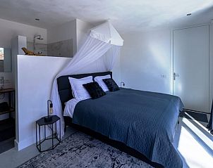 Lichte slaapkamer in Vakantiehuisje in Oosterhout, Noord Brabant, met comfortabele inrichting.