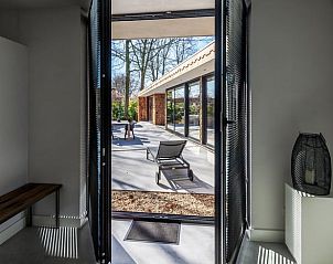 Uitzicht vanuit slaapkamer op terras in Vakantiehuisje in Oosterhout, West Brabant.
