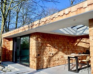 Houten gevel van Vakantiehuisje in Oosterhout, Noord Brabant, met moderne architectuur.