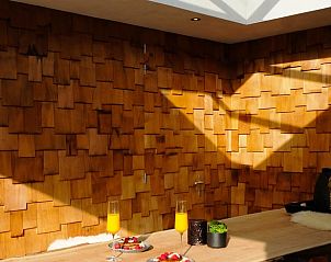 Gezellig terras met ontbijt in Vakantiehuisje in Oosterhout, West Brabant, met zonlicht.