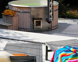 Hottub en ligstoelen in Vakantiehuisje in Oosterhout, Noord Brabant, voor ultieme ontspanning.