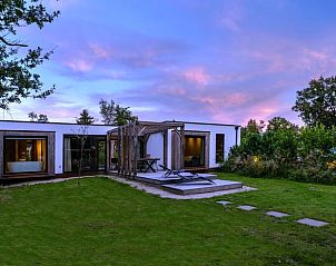 Ferienhaus in Oosterhout, Nordbrabant mit moderner Architektur und groem Garten in Westbrabant.