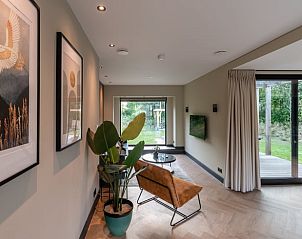 Gemtliche Sitzecke im Ferienhaus in Oosterhout, umgeben von Kunst und Natur in Nordbrabant.