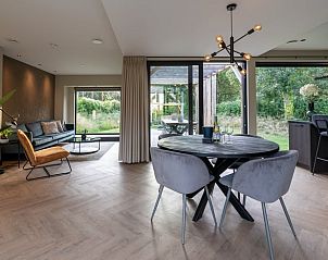 Essbereich des modern eingerichteten Ferienhauses in Oosterhout mit Gartenblick in Westbrabant.