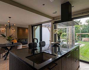 Offene Kche im Ferienhaus in Oosterhout mit Blick auf die Terrasse in Nordbrabant.