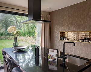 Luxurise Kche des Ferienhauses in Oosterhout mit modernen Annehmlichkeiten und Gartenblick in West-Brabant.