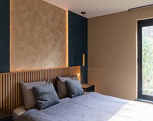 Attraktives Schlafzimmer im Ferienhaus in Oosterhout mit Blick auf die Natur in Westbrabant.