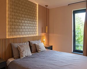 Gemtliches Schlafzimmer im Ferienhaus in Oosterhout mit warmer Beleuchtung in Nordbrabant.