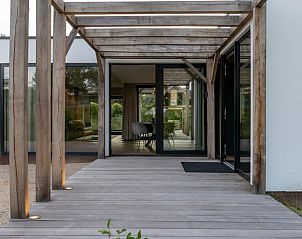 Holzveranda des Ferienhauses in Oosterhout mit Innenzugang in Westbrabant.