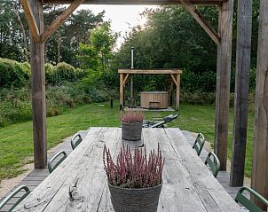 Gerumige Terrasse des Ferienhauses in Oosterhout mit Blick auf die grne Umgebung in Nordbrabant.