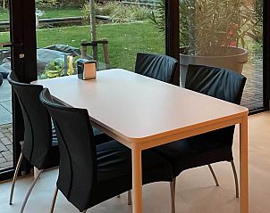 Eetgedeelte bij Veekehof vakantiehuis in Oosterhout met uitzicht op de tuin in West Brabant.