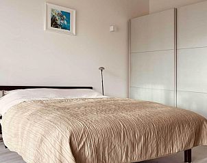 Comfortabele slaapkamer in Veekehof vakantiehuis, Oosterhout, Noord Brabant met elegant bed.