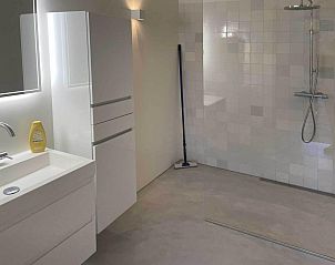 Ruime douche in Veekehof vakantiehuis in Oosterhout, West Brabant met moderne afwerking.