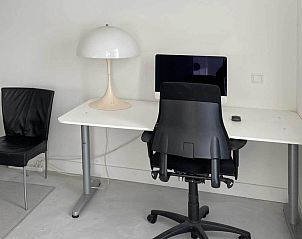 Werkruimte met bureau in Veekehof vakantiehuis, Oosterhout, ideaal voor thuiswerken.