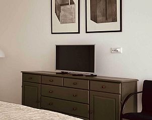 Gezellige slaapkamer met televisie in Veekehof vakantiehuis, Oosterhout, Noord Brabant.