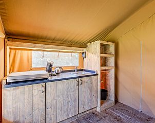 Keuken van Safaritent 4 in Oosterhout, West Brabant. Gezellige glamping lodge met houten interieur en moderne voorzieningen in Noord Brabant.