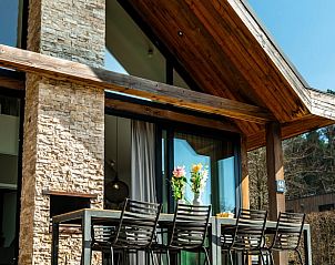 Gemtlicher Essbereich auf der Terrasse des Ferienhauses in Oosterhout, Nordbrabant.