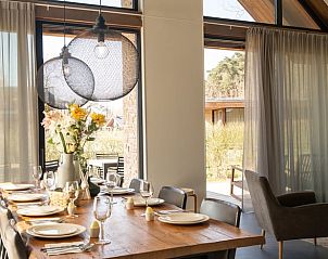 Stimmungsvolles Esszimmer mit Aussicht im Ferienhaus in Oosterhout, Westbrabant.