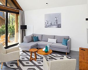 Helles Wohnzimmer mit Blick auf die Terrasse im Ferienhaus in Oosterhout, Nordbrabant.