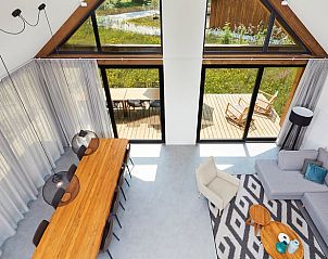 Gerumiges Wohnzimmer mit hoher Decke im Ferienhaus in Oosterhout, Westbrabant.