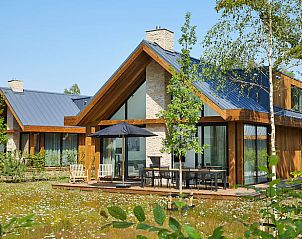 Ferienhaus in Oosterhout, umgeben von Natur und moderner Architektur.