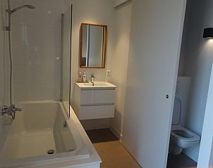 Modernes Badezimmer in einem Ferienhaus in Oosterhout, Nordbrabant.
