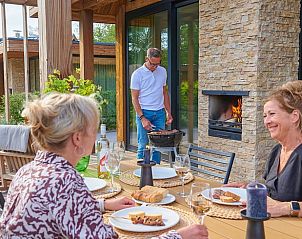 Gemtliches Abendessen auf der Terrasse des Ferienhauses in Oosterhout, Nordbrabant.