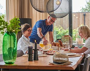 Gemtliches Frhstck im Ferienhaus in Oosterhout, Nordbrabant.