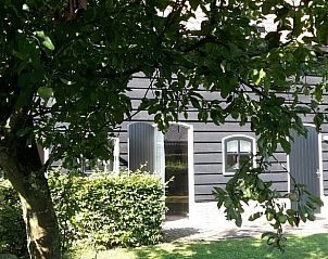 Buitenzijde van Vakantiehuis in Drimmelen omgeven door groen, biedt rust in West Brabant, Noord Brabant.