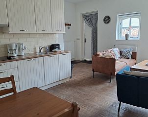 Gezellige binnenruimte van Vakantiehuis in Drimmelen met open keuken en zithoek, gelegen in West Brabant, Noord Brabant.