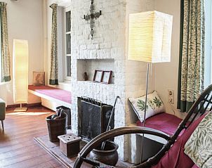 Knusse woonkamer met open haard in Vakantiehuisje in Drimmelen, West Brabant.