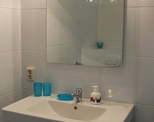 Badkamer in Huisje in Drimmelen, vakantiehuis in West Brabant met stijlvolle wastafel.