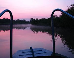 Zonsopgang vanaf een boot bij Huisje in Drimmelen, vakantiehuis in West Brabant met serene sfeer.