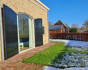 Zonnig winterterras bij Huisje in Drimmelen, vakantiehuis in Noord Brabant met groene accenten.