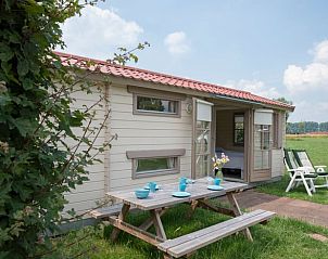 Geniet van de rust bij Vakantiehuisje in Drimmelen, West Brabant. Ontspan op het terras met uitzicht op de groene omgeving.