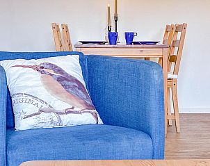 Detail van de sfeervolle zithoek in Koeienstal vakantiehuis, Drimmelen, met comfortabele inrichting.