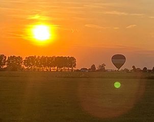 Adembenemende zonsondergang met luchtballon bij Vakantiehuisje in Genderen, West Brabant.
