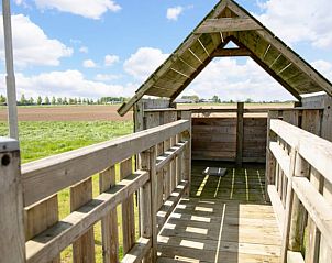 Houten veranda met uitzicht bij Vakantiehuisje in Genderen, Noord Brabant, voor ontspanning in de buitenlucht.