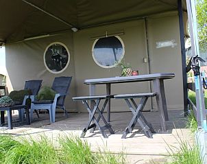 Terras van Vakantiehuisje in Genderen, West Brabant, met comfortabele zitgelegenheid.